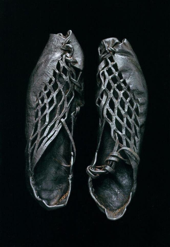 Фото древнейшей обуви
