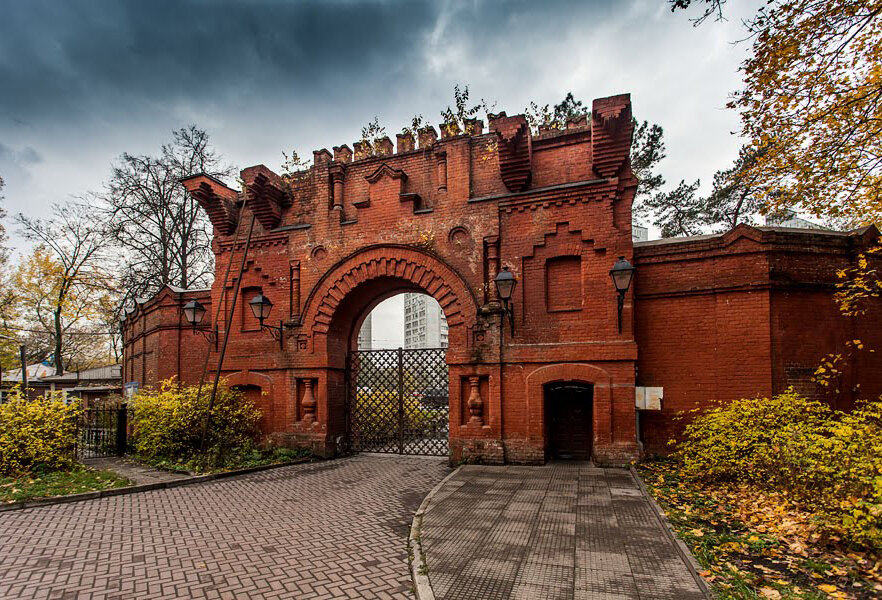 Главные ворота в усадьбу. Источник Photo by saoirse-2010 / livejournal.com