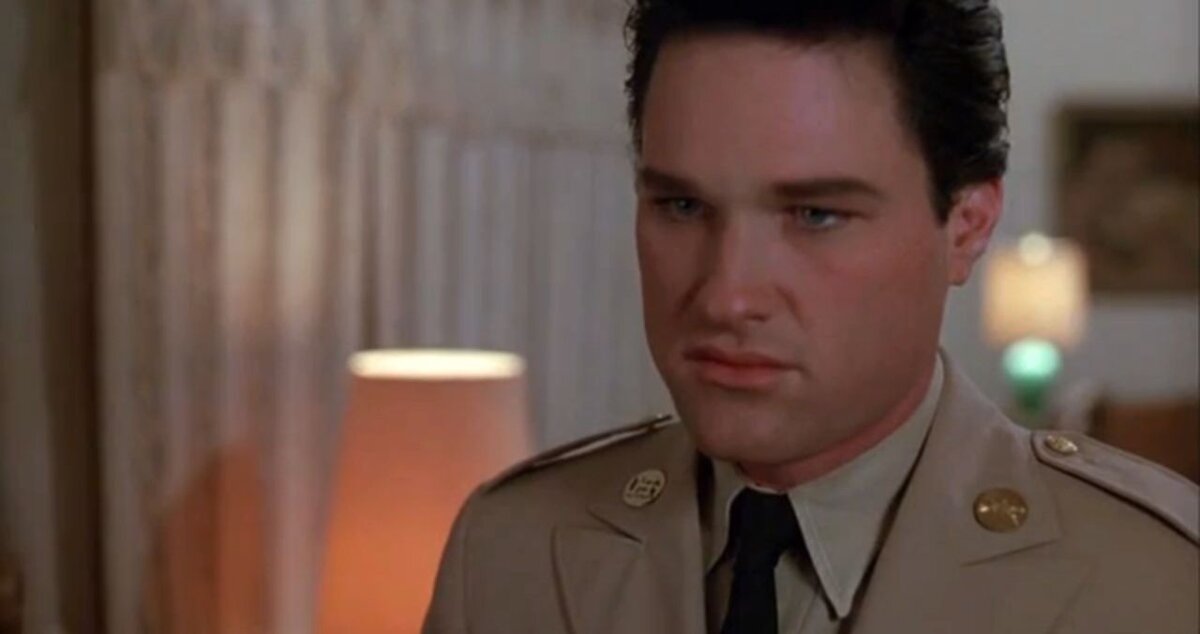 Курт Рассел в роли Элвиса Пресли. Кадр из кинофильма "Элвис", 1979 г., режиссер Джон Карпентер, сценарист Энтони Лоуренс, композитор Джо Ренцетти. Скриншот кадра