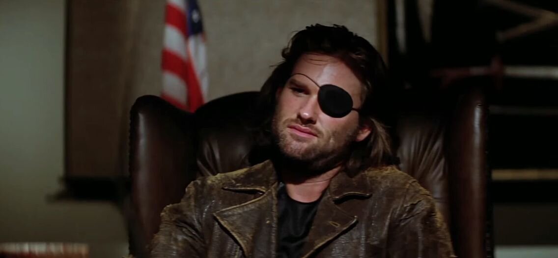 Курт Рассел в роли Змея Плискина. Кадр из кинофильма "Побег из Нью-Йорка", 1981 г., режиссер Джон Карпентер, сценарист Джон Карпентер, Ник Касл, композиторы Джон Карпентер, Алан Ховарт. Скриншот кадра