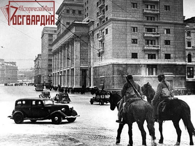 Конный патруль в Москве