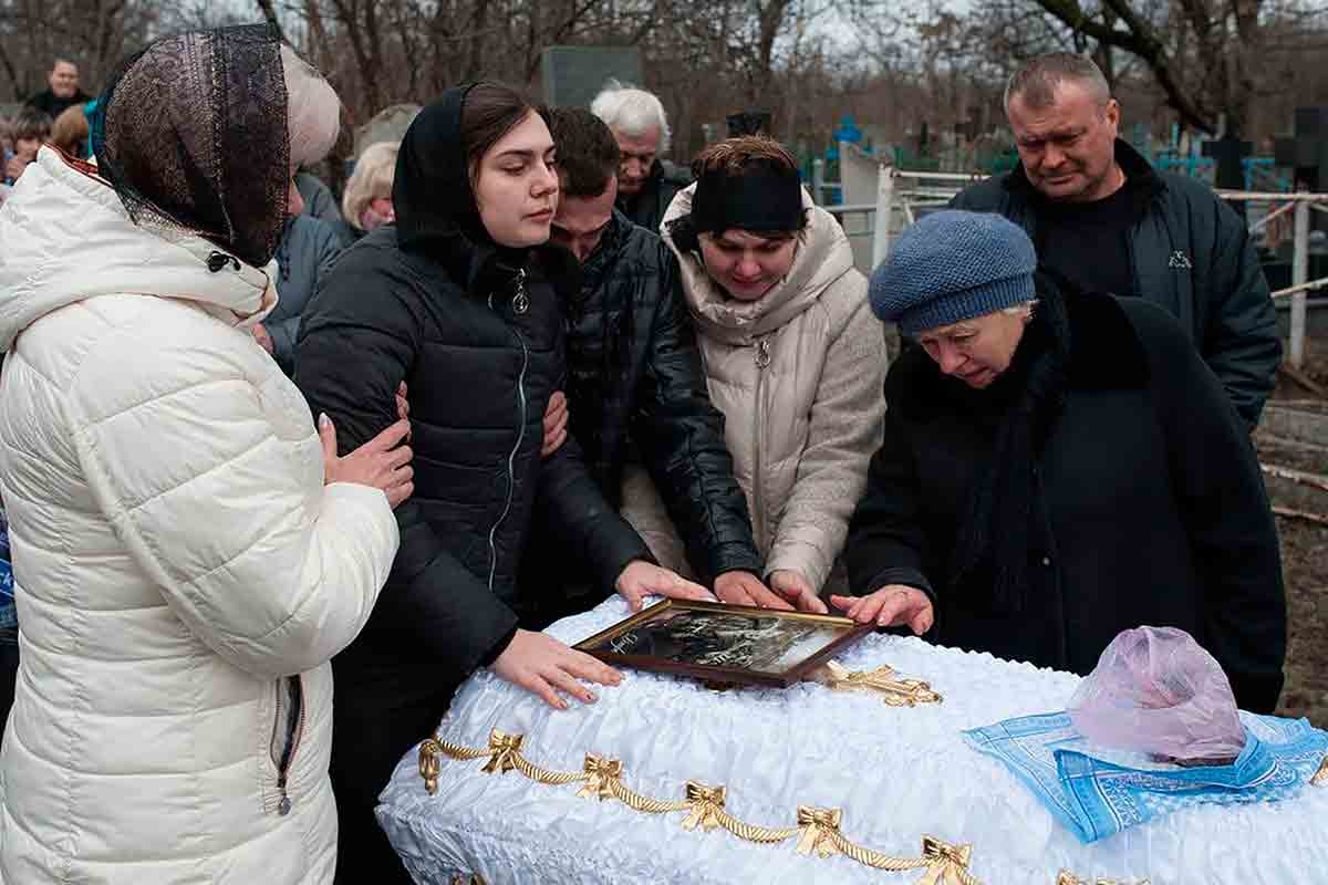 Последние новости гибели. Похороны ребенка в Донецке апрель. Похороны детей погибших в Донецке.