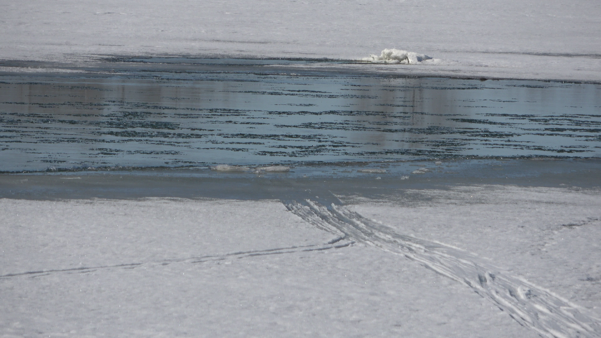Вчера переходили русло, а сегодня... И как обратно?  Фото 4 апреля 2021 г.
