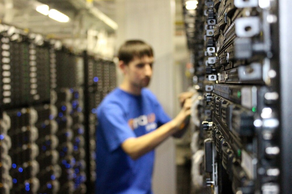 Сотрудник обработки данных. Выделенный сервер. Современые технологии. Аналитика данных. Сбор информации и аналитика.