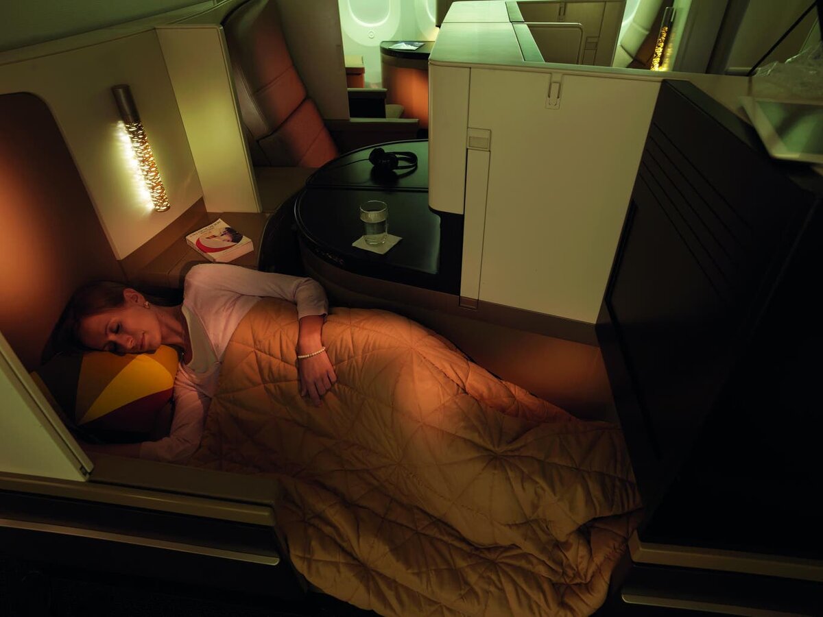 Чужие дали в самолете не. Etihad Business class кровать. Спать в самолете. Спать бизнес класс в самолете.