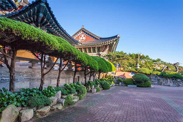 Буддистский монастырь Хэдон Енгунса. Монастырь основан в 646 году, реконструирован в 1974. Является одним из известных монастырей ордена Чоге корейского буддизма, основанного около 1200 лет назад, Фотография взята из открытого источника.