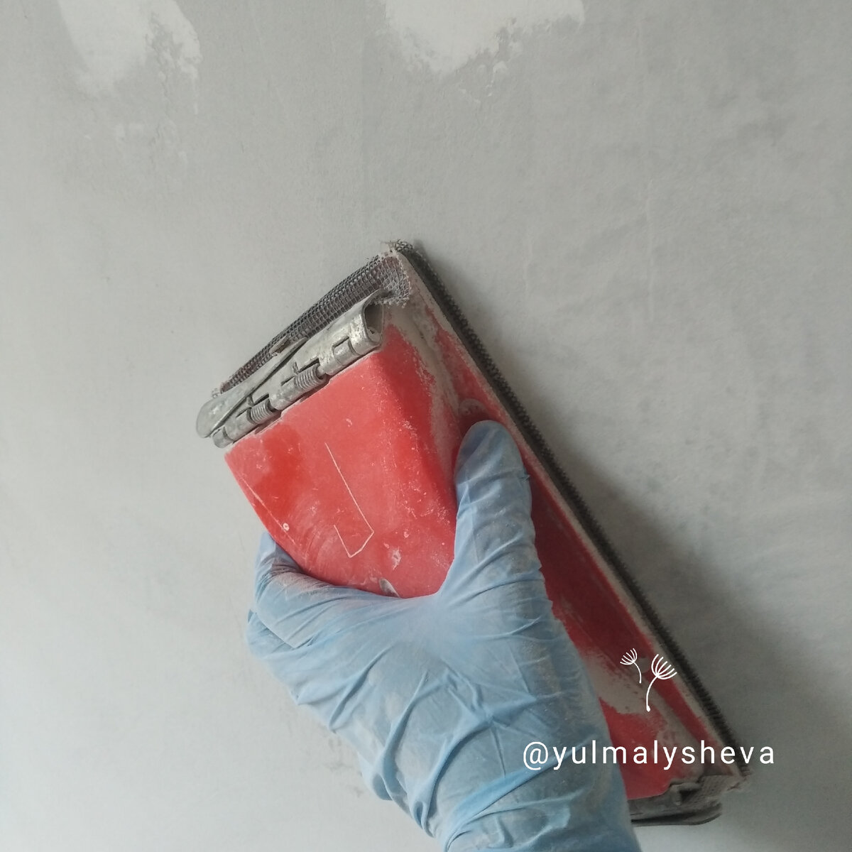 Психанула и покрасила стены прямо по черновой штукатурке. Что из этого ...