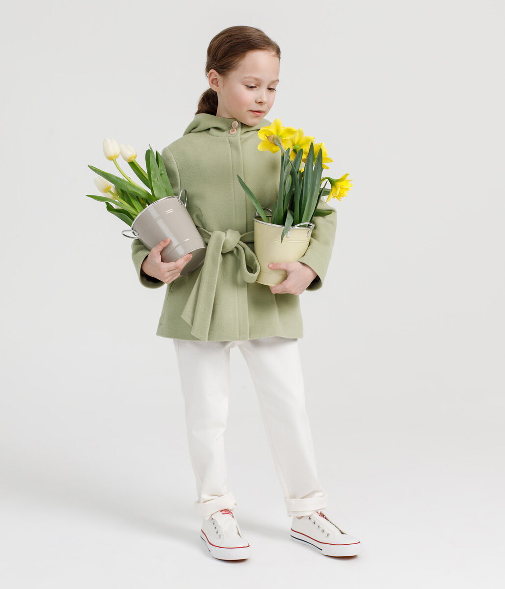 Белые джинсы раскрывают красоту верхней одежды, не перетягивая на себя излишнее внимание. Парка и джинсы цвета слоновой кости из новой осенней коллекции Ulekids