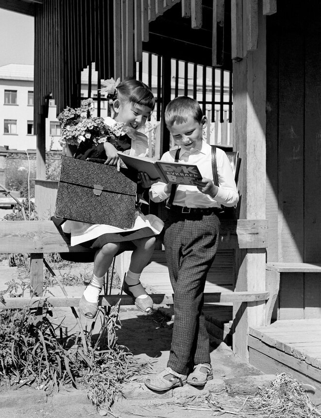 1 сентября всегда было торжественным днем. Ученики возвращались в школы после летних каникул и приходили на линейки в свежо выглаженной форме и с большими букетами.-4