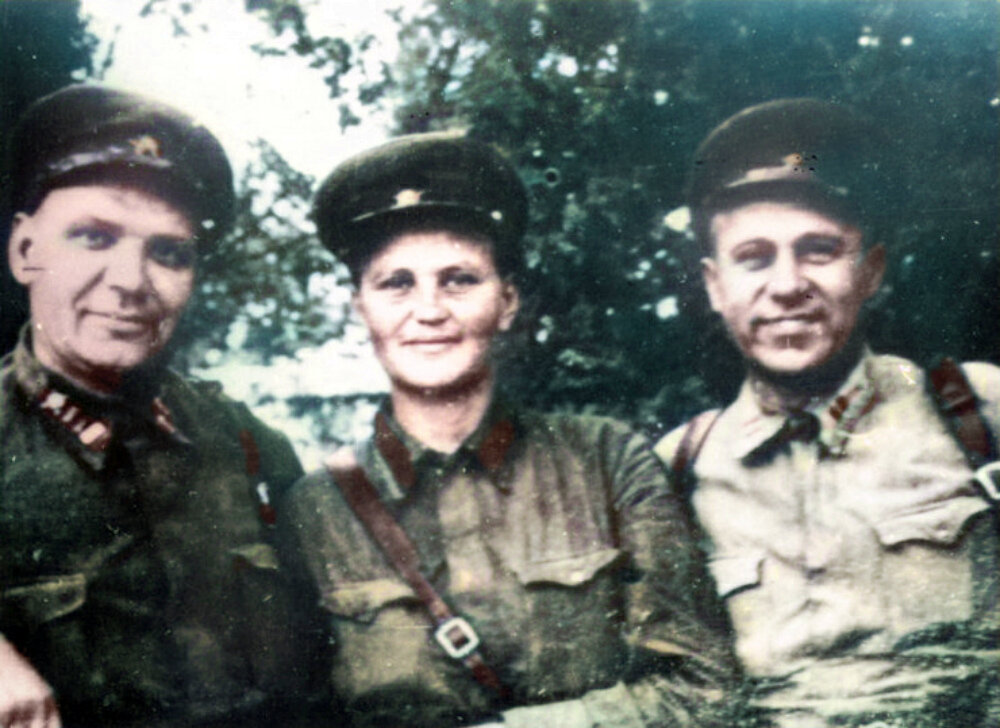 Начальник политотдела 172-й стрелковой дивизии Г. А. Шафранский (слева), старший сержант разведроты 514-го стрелкового полка 172-й стрелковой дивизии М. К. Байда (в центре), заместитель начальника политотдела 172-й стрелковой дивизии батальонный комиссар А. Нешин (справа). Севастополь. 1942