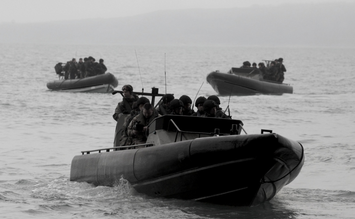 Бойцы британской SBS (Special boat service) готовятся к десантированию.