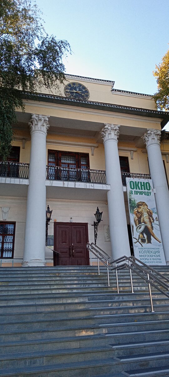 Здание построено в 1828-1833 годах, часы смастерил местный умелец- крестьянин по образцу кремлёвских курантов. Когда-то они отбивали "Боже, царя храни", советская власть научила их другим песням, а сейчас часы молчат. Но все ещё идут))