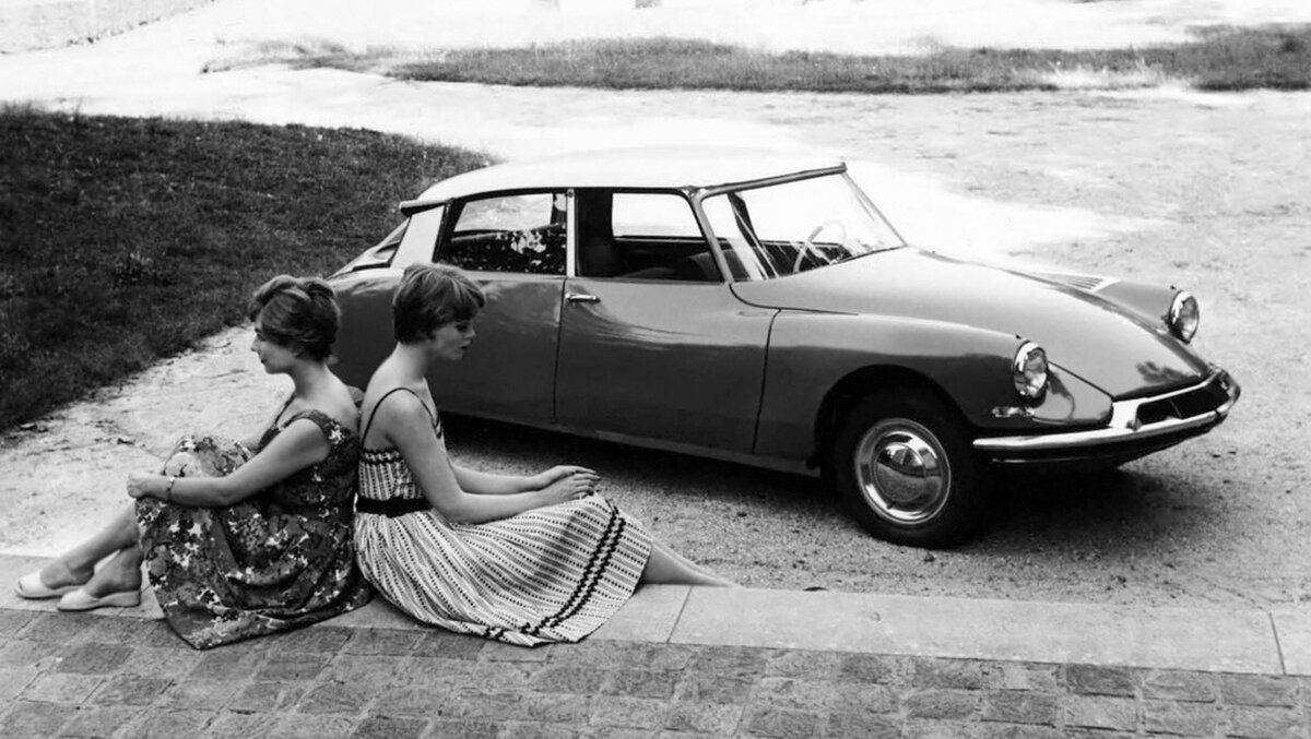 Citroen DS 19. На модели 1967 года, с рулевым управлением были синхронизированы фары ближнего света - поворотный ближний свет. Листайте вправо. Все фото из открытых источников.