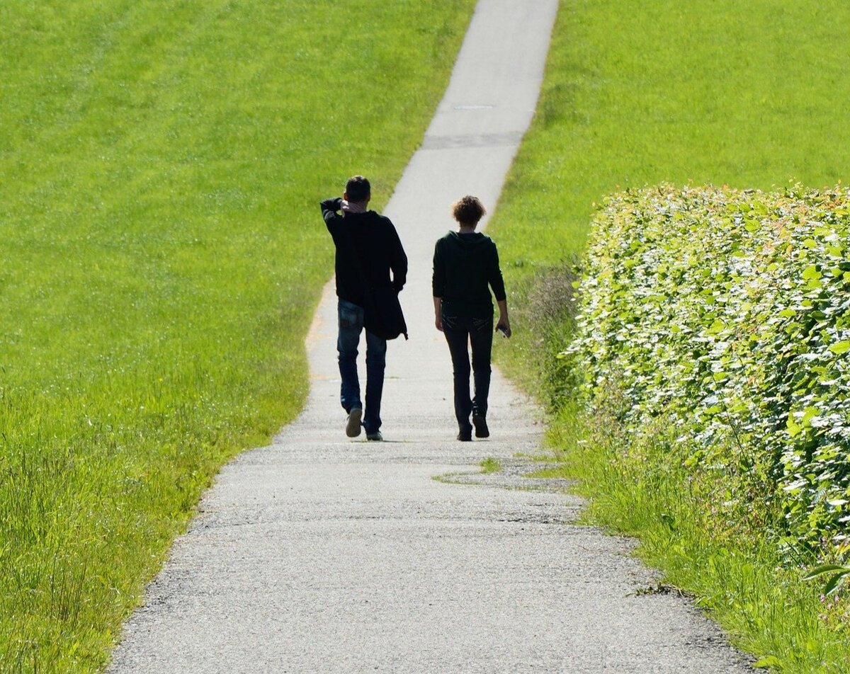 Природа дорога. Роберт паттинсон в 16. Человек на дороге. К чему снится идти вдоль. Человек улетает.