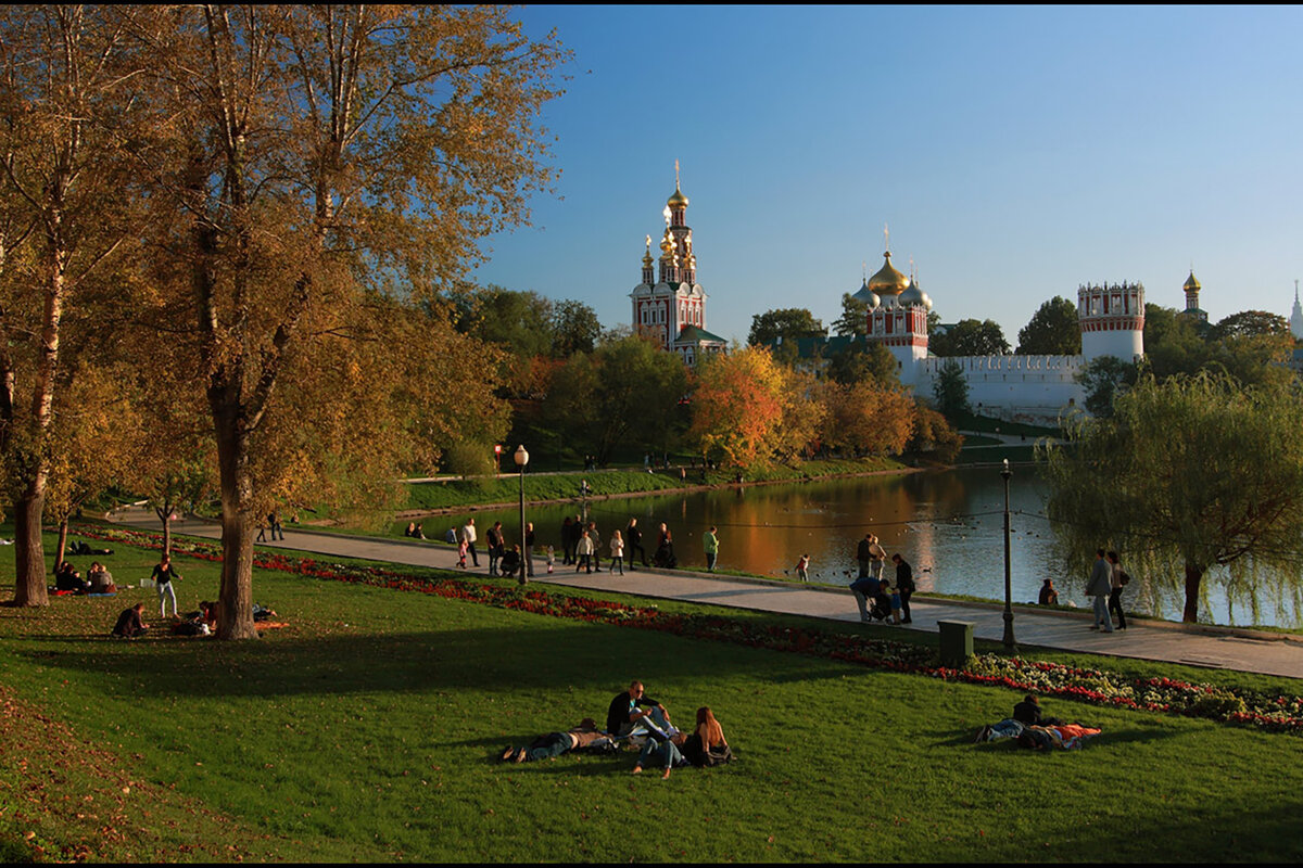 Можно ли в парк в москве. Парк Новодевичьи пруды. Парк около Новодевичьего монастыря Москва. Новодевичий монастырь парк. Новодевичий сквер Москва.