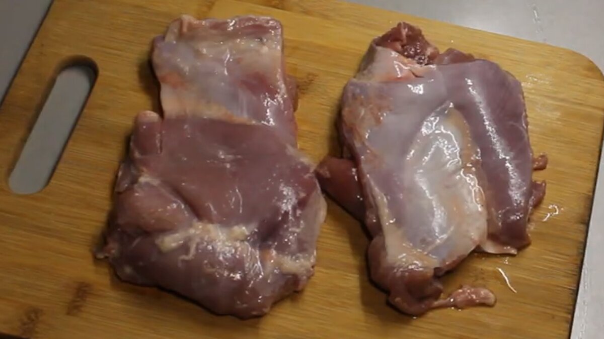 Отбиваем мясо с 2 сторон. Накрыв  плёнкой Посыпаем специями и пусть маринуется 15 минут