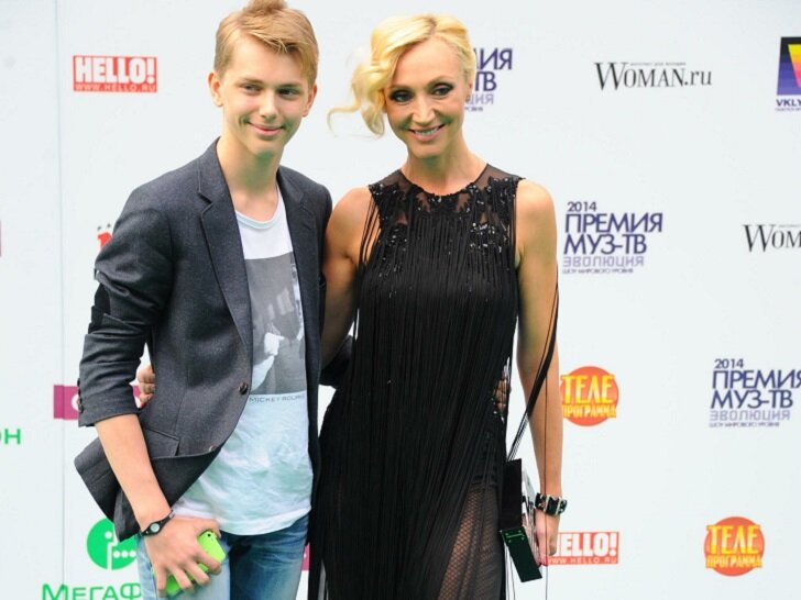 Дени Байсаров с мамой. Фото: Global Look Press