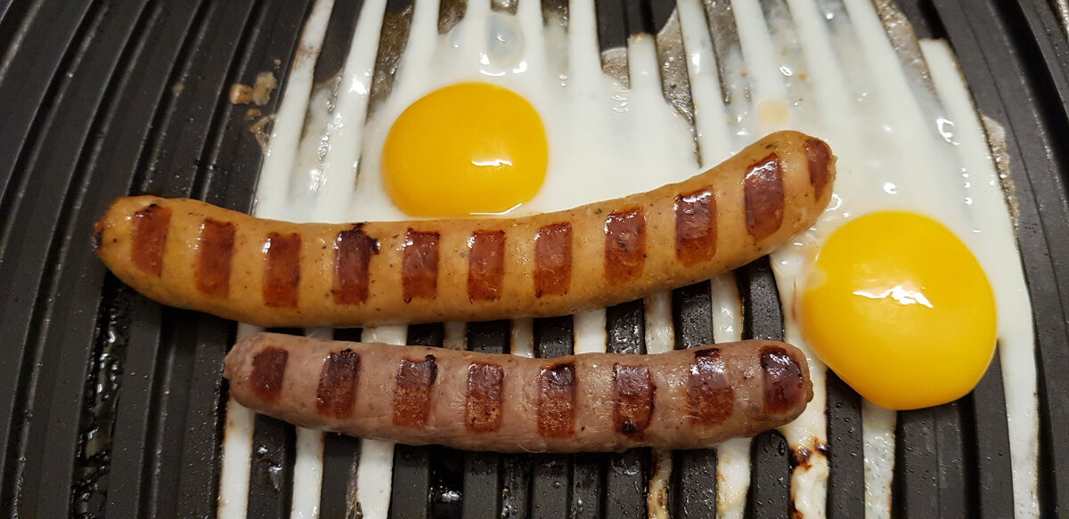 Колбаски и яйца на гриле