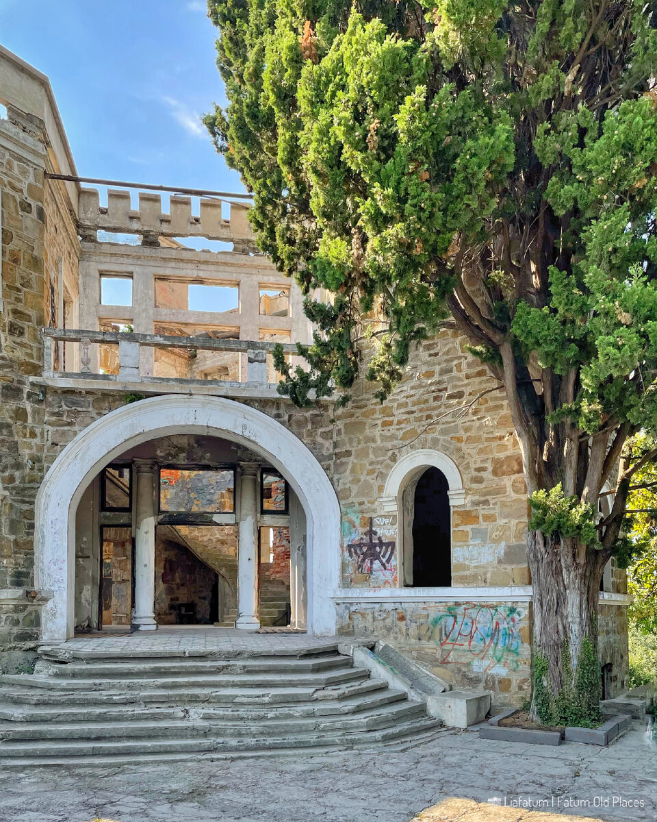 Центральный вход