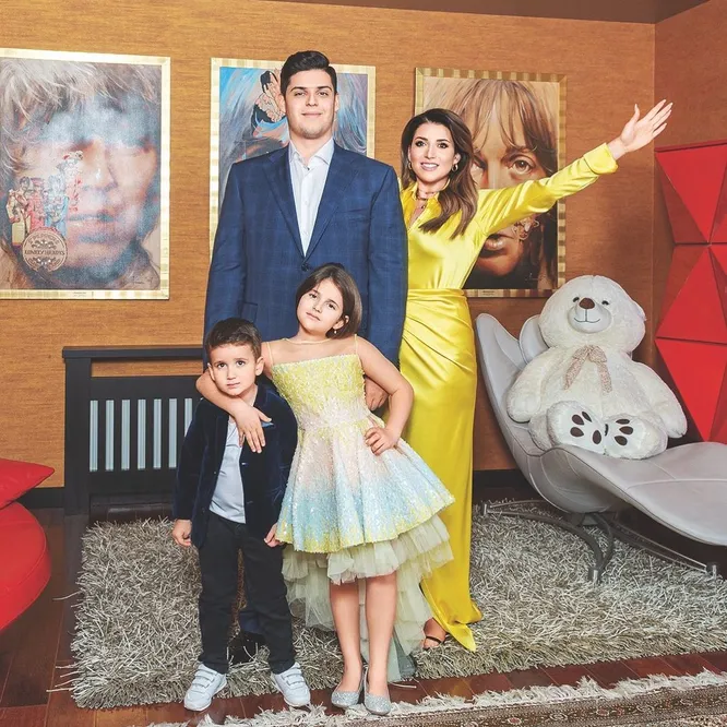 Жасмин с семьей, @jasmin