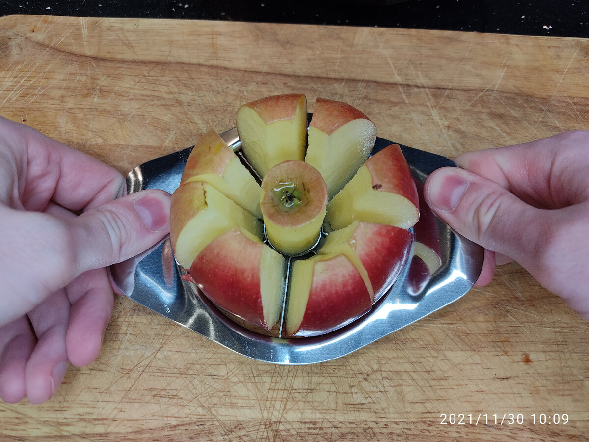 На столе лежало 6 яблок одно яблоко разрезали пополам