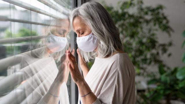 АВТОР ФОТО,GETTY IMAGESПодпись к фото,Ход пандемии в том числе будет зависеть от того, найдут ли лекарство от болезни и ее затяжной формы - "долгого ковида"