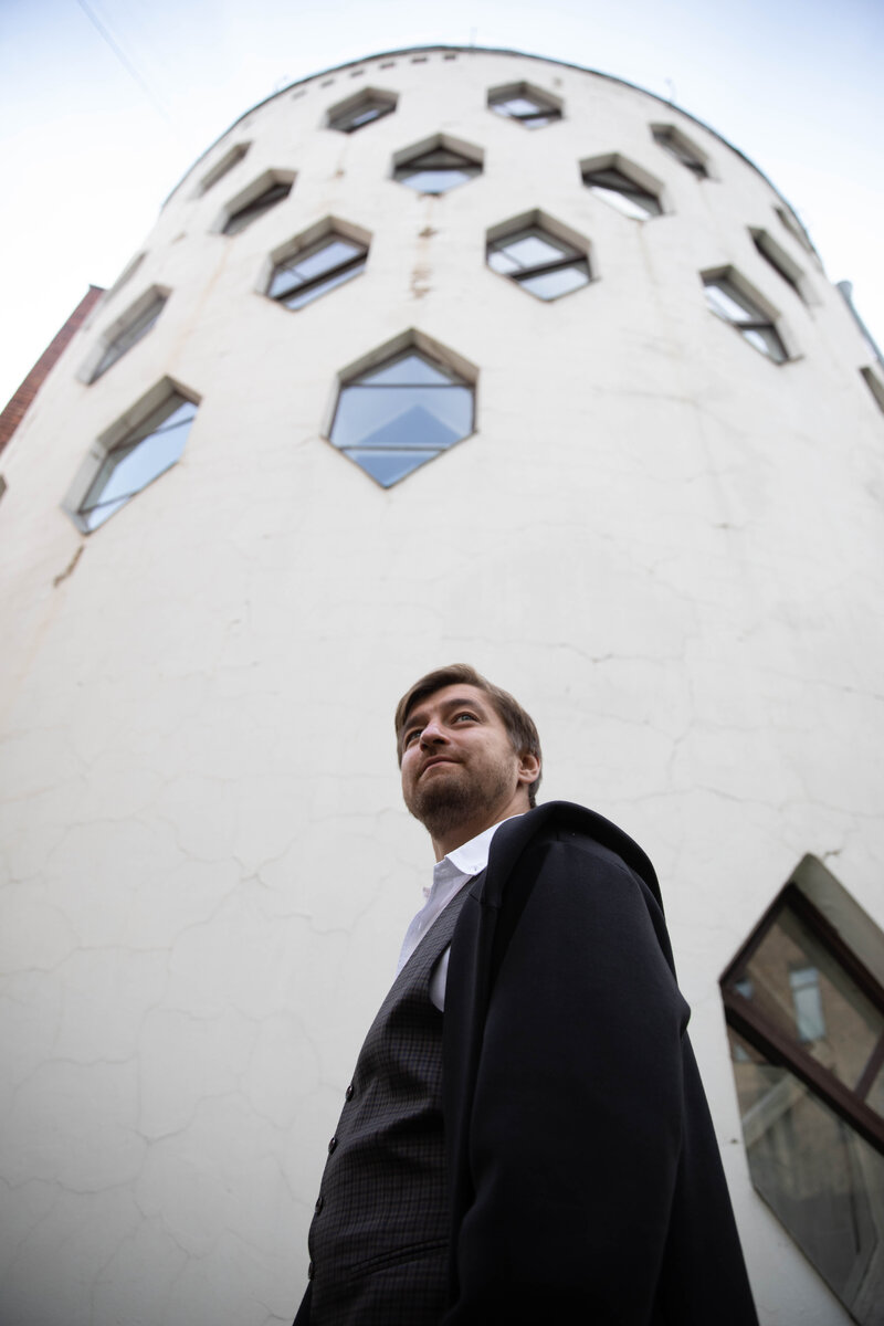 Такой выдающийся архитектор-авангардист как Константин Мельников не мог жить в обычном доме. А потому спроектировал и построил себе жилье с необычными круглыми стенами. Здание получилось настолько особенным, что вошло в список международной сети Iconic Houses Network, насчитывающий около 150 уникальных жилых домов XX века.