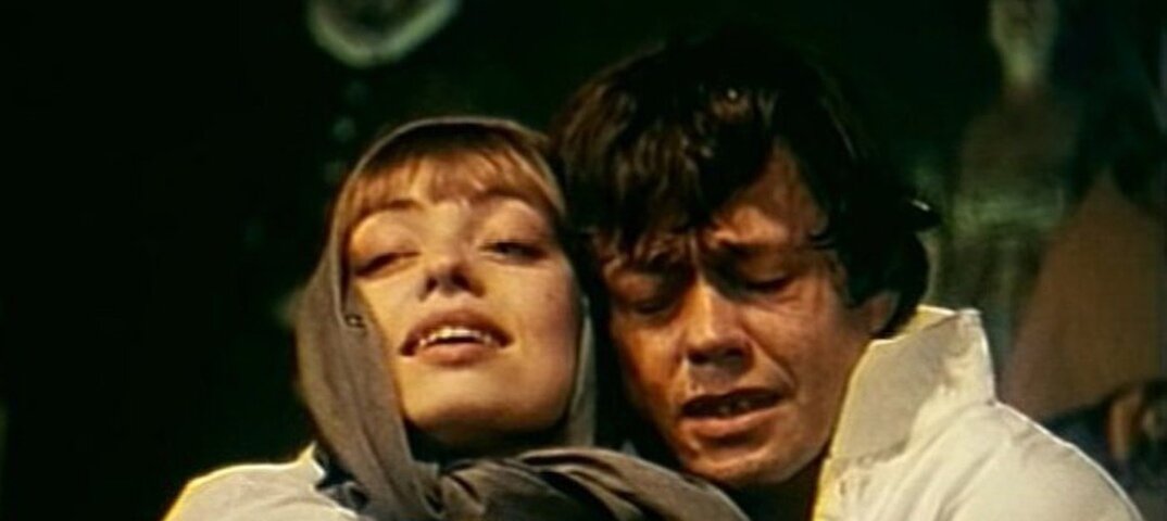 Кадр из фильма "Юнона и Авось"(1983, реж. Марк Захаров, Владимир Васильев, музыка Алексей Рыбников). Николай Караченцов в роли графа Резанова, Елена Шанина в роли Кончитты. 