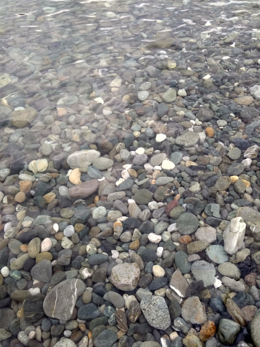 крупная галька - прозрачная вода