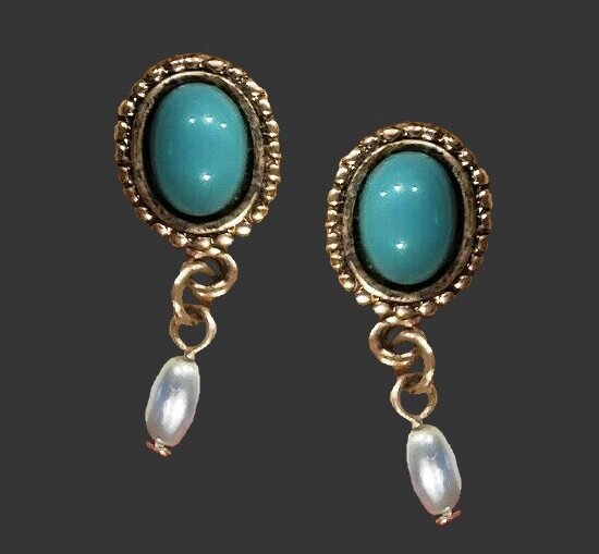 Серьги с подвесками из бирюзового стекла и искусственным жемчугом золотистого оттенка. 1980-е