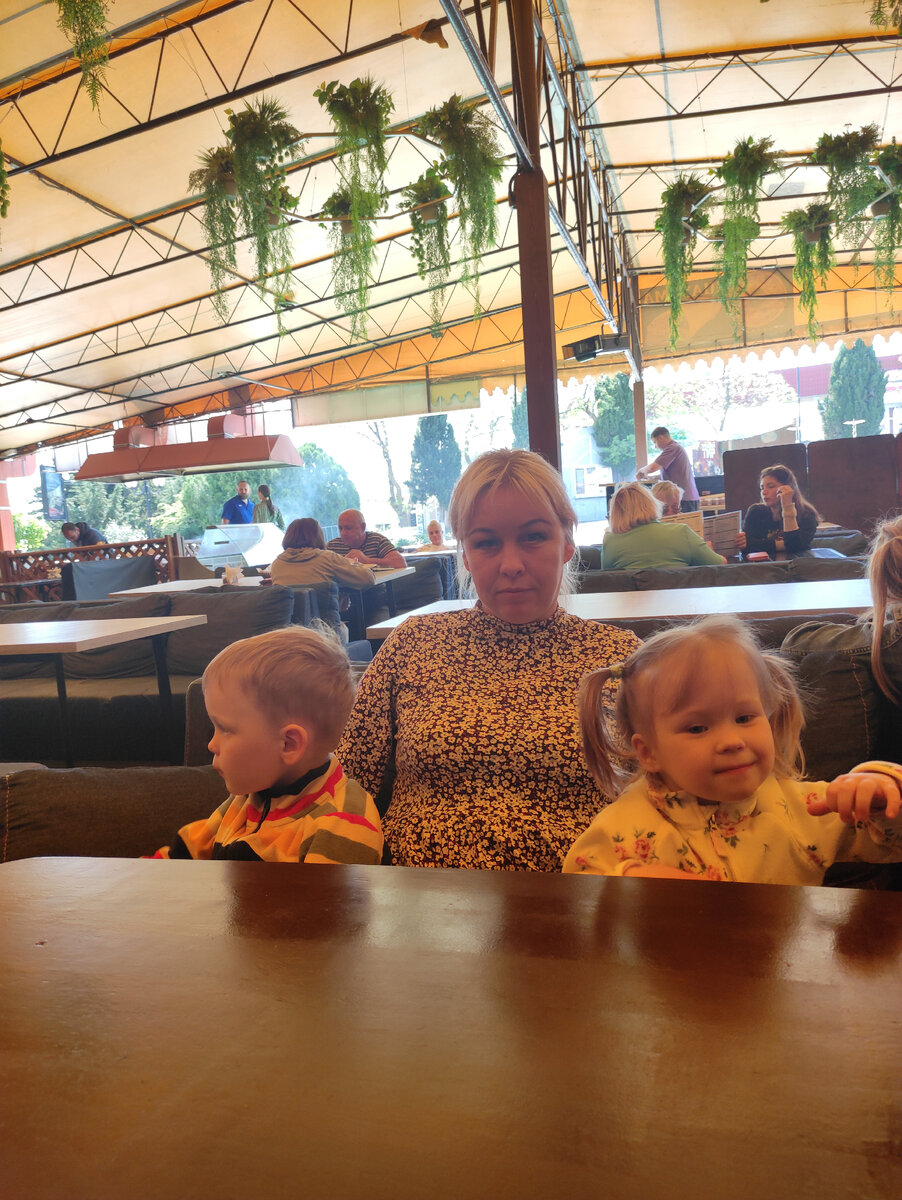 Кафе внутри.  Стол качался. 