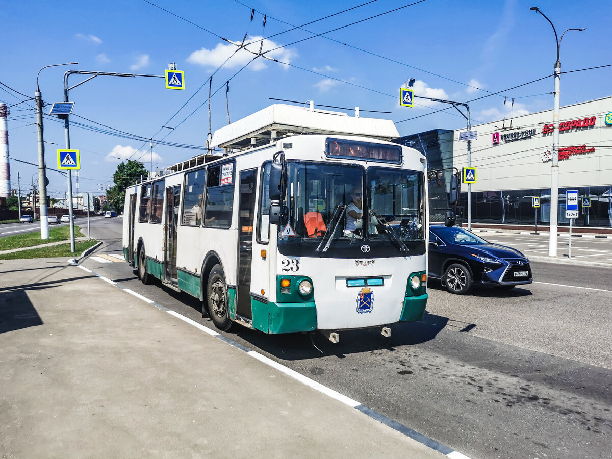 Троллейбус ЗиУ-682 КР Иваново на маршруте № 2, Курская улица, остановка "ТРЦ Кварц".