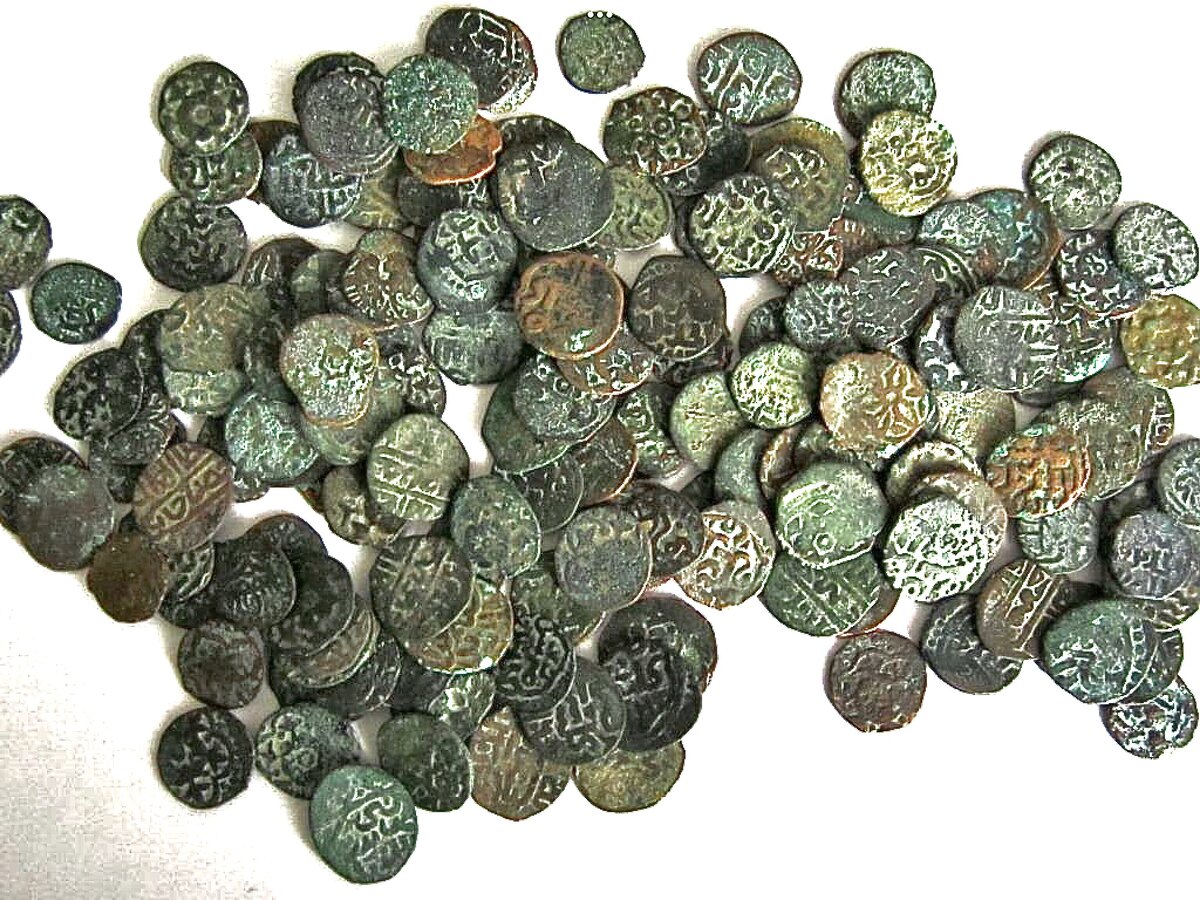 Монеты из кошеля, найденного на берегу Тверцы близ Торжка