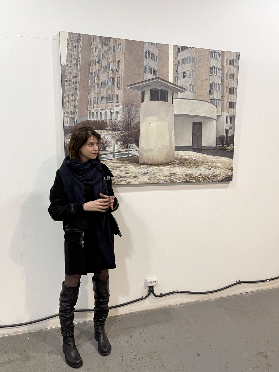 Полина Шкапина на открытии своей первой персональной выставки "В тени кошачьей морды".