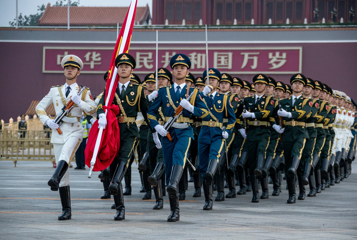     Почётный караул НОАК в ходе церемонии поднятия флага на площади Тяньаньмэнь / Gettyimages.ru / VCG/VCG