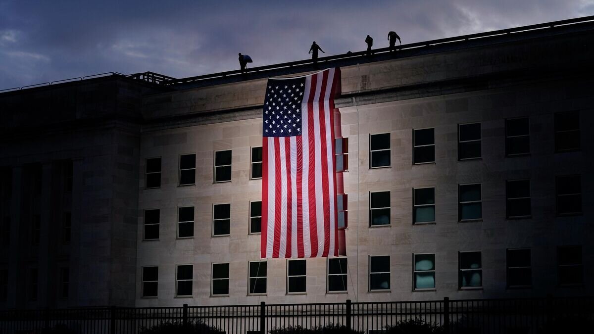    Американский флаг на здании Министерства обороны США в годовщину терактов 11 сентября© AP Photo / J. Scott Applewhite