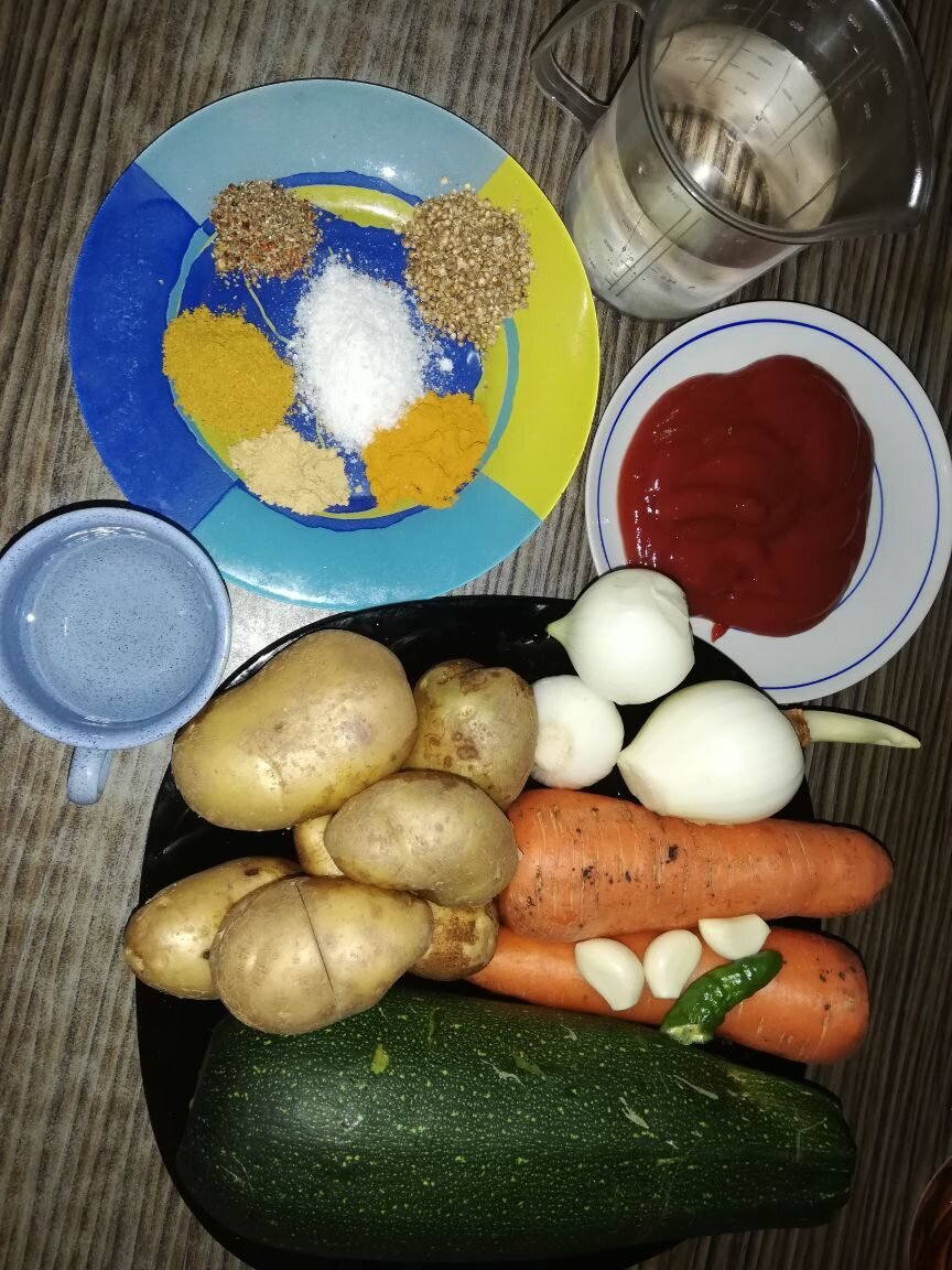 По желанию и наличию в блюдо можно добавлять баклажаны, цветную капусту, зеленый горошек, болгарский перец, фасоль стручковую.