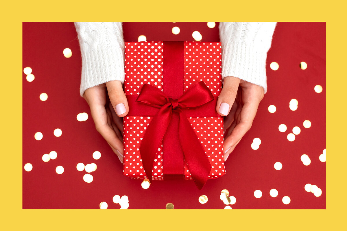 Рука держит коробочку. Be me gift. Спасибо за сюрпризы и подарки. Be me gift. Подарочная коробка с бантом.
