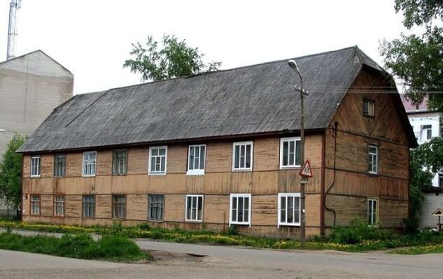 Если этот старый советский каркасник побелить и разрисовать его крест-накрест всякими линиями, то он тоже станет "домом в стиле фахверк"