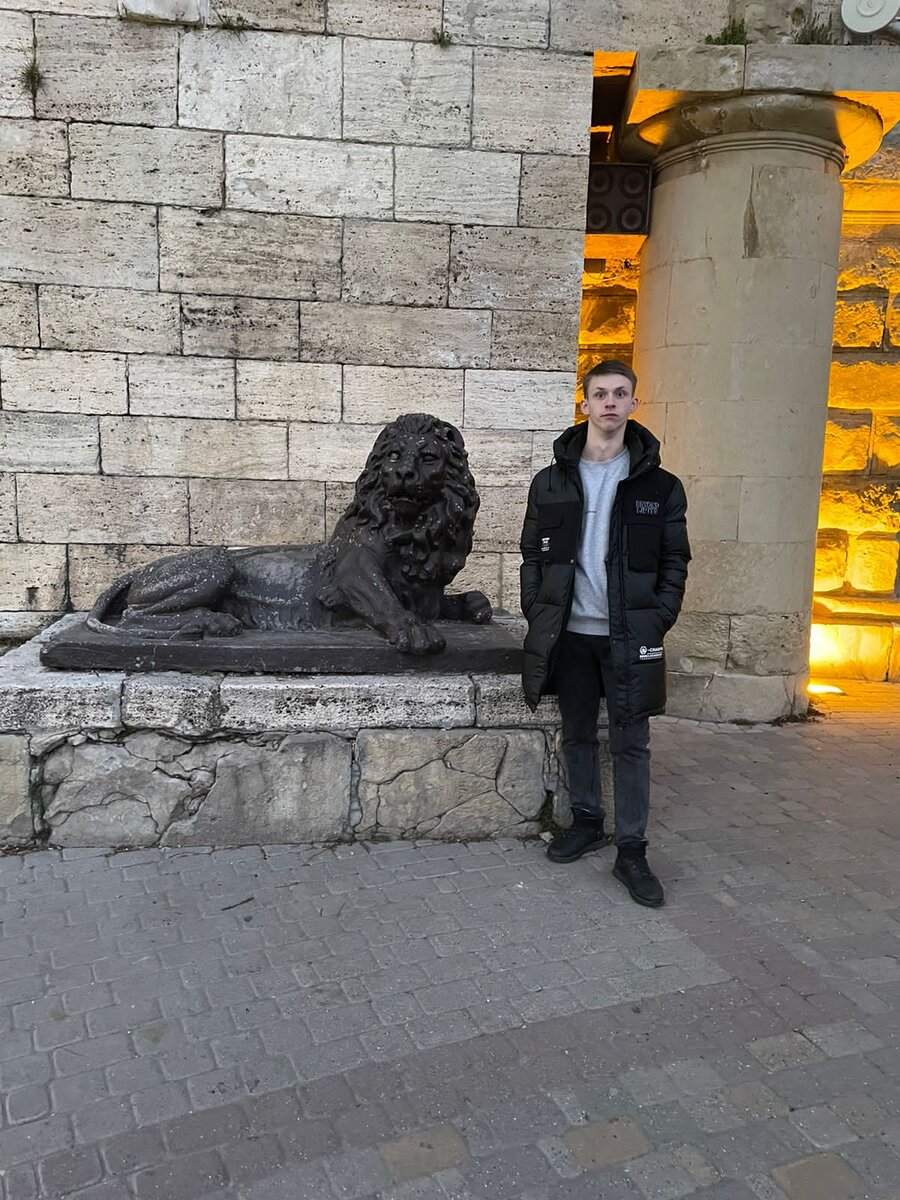 При входе в провал с левой и с правой стороны нас встречают две статуи двух лежащих Львов с мохнатыми гривами 
