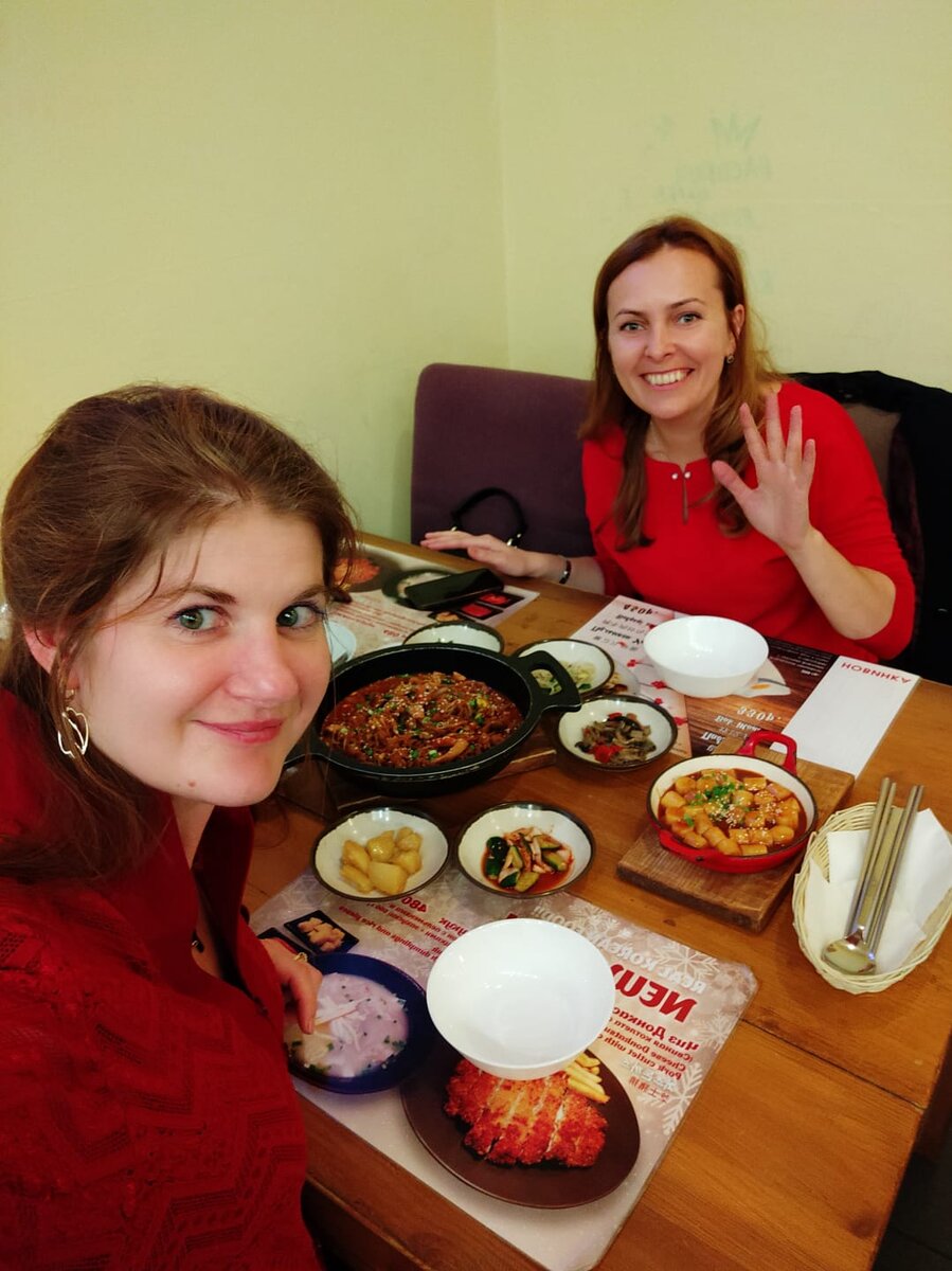 Это корейский ресторан в Питере... Все маленькие тарелочки с добавками были в составе с основным блюдом пульгоги - так и положено! Рис предлагалось заказывать отдельно, что в корне не верно. И посмотрите на токпокки..... Вот эти бледные кусочки в красной пиале из непонятно чего ими и оказались...