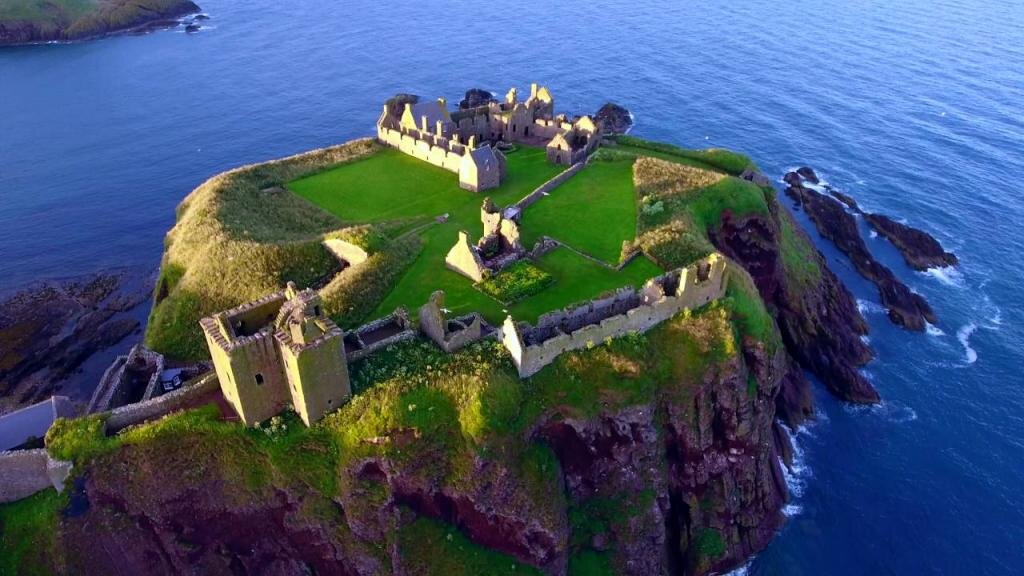 Неприступная крепость это. Замок Данноттар, Стонхейвен, Шотландия.. Замок Данноттар, Абердиншир,. Данноттар неприступный замок Шотландии. Замок донатор в Шотландии.