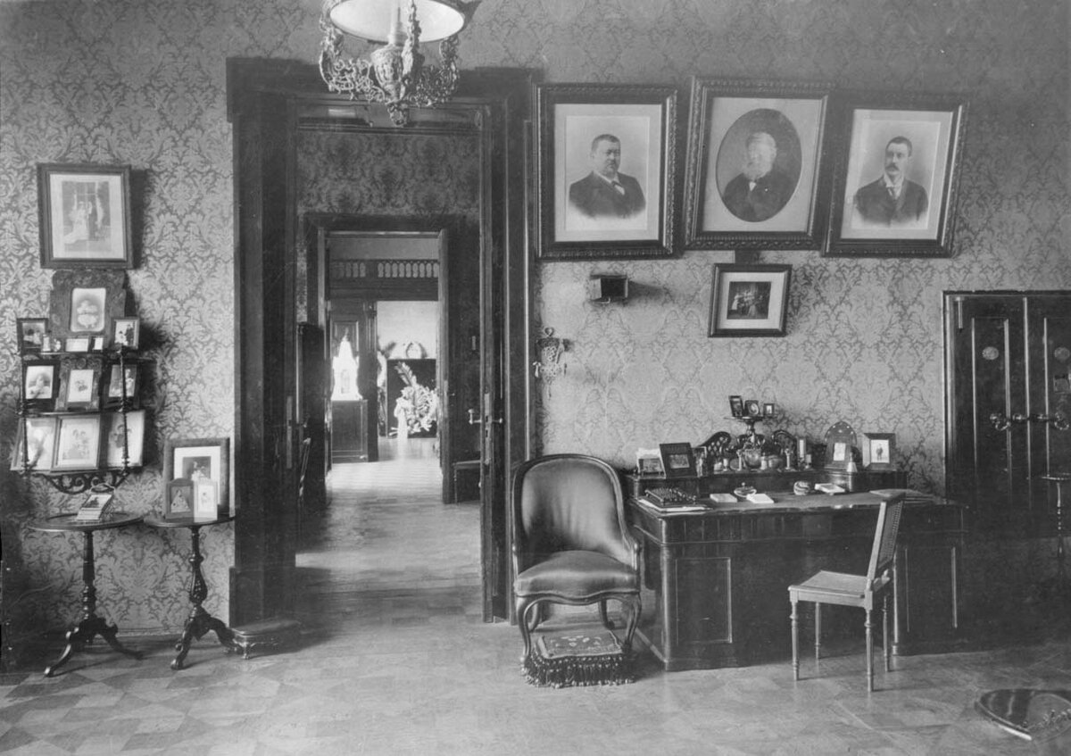 Интерьер дома Морозовых в Большом Трехсвятительском переулке. На стене портреты Саввы Тимофеевича, Тимофея Саввича и Сергея Тимофеевича
