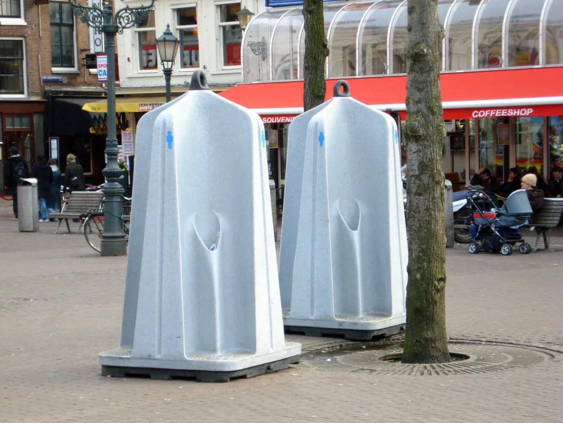 Писсуары в Амстердаме на улице