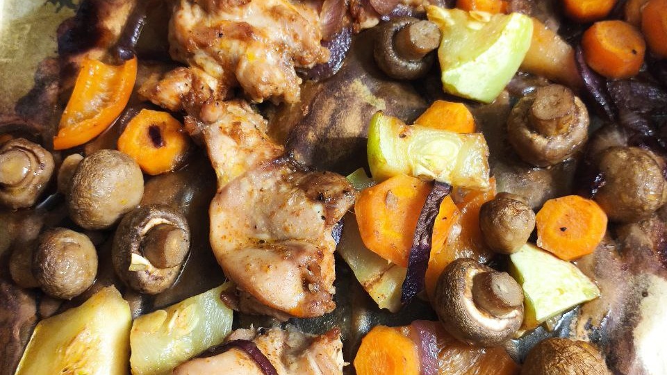 Куриное бедро с грибами и овощами в духовке