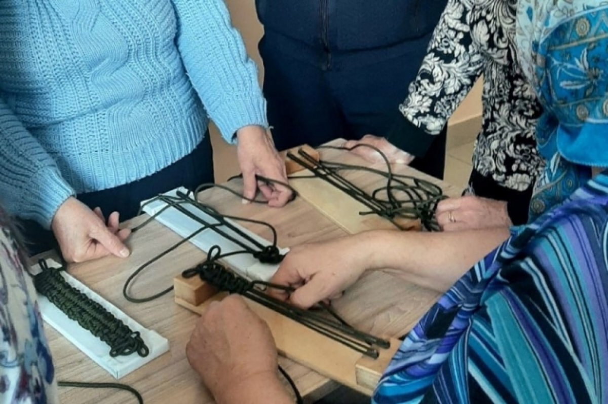    В челябинском храме стали делать «браслеты выживания» для воинов