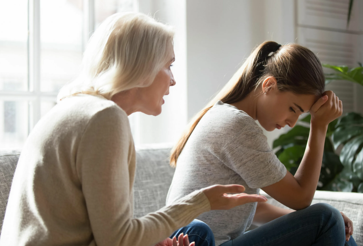 чувства родителей к детям. обижают дочку. обида на родителей. обижают дочку. родители успокаивают ребенка.