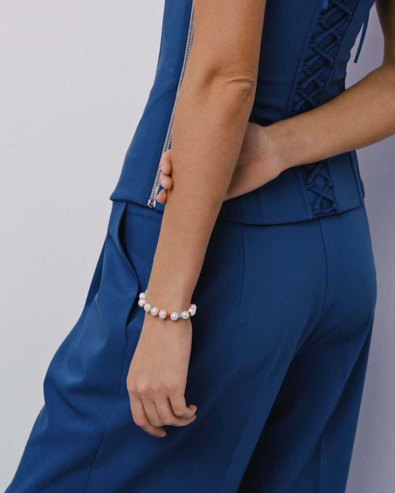 На фото браслет из жемчуга, коралла, хризолита, амазонита и гелиолита