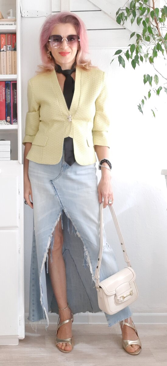 Галстук и жакет из секонд-хэнда.