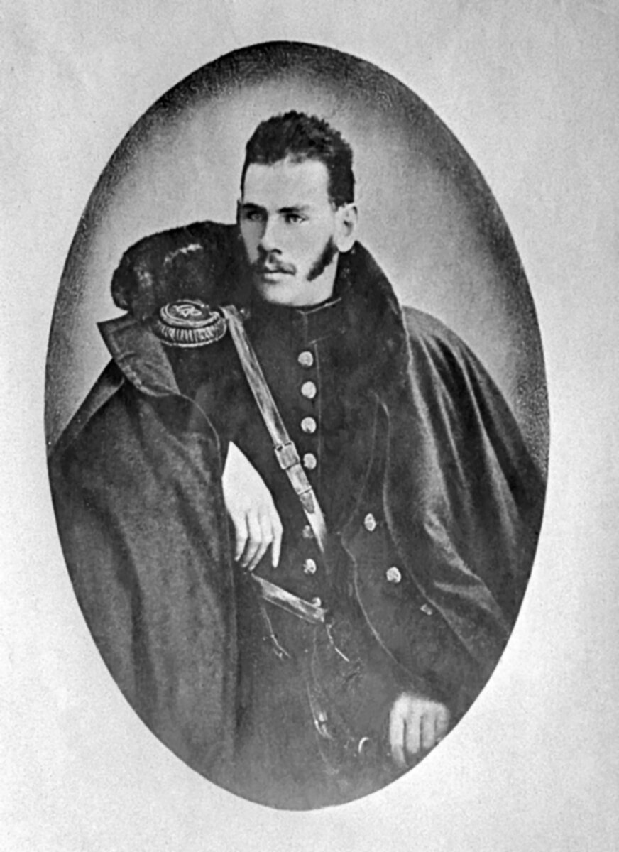    Прослужив два года в артиллерии на Кавказе, с началом Крымской войны Толстой перевёлся в Севастополь, где принимал участие в обороне города. Увиденное он отразил в «Севастопольских рассказах». Толстой награждён орденом Святой Анны IV степени — «За храбрость», медалью «За защиту Севастополя» / РИА Новости